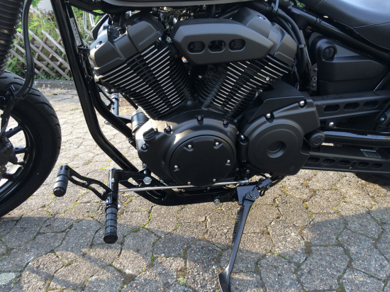 MB vorverl. Fußrasten / Sundance gefräst / schwarz matt / + 35 cm / YAMAHA XV 950 Bolt / R / ABE