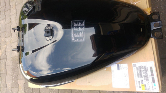 gebr. TANK / Original / Farbe: schwarz / Kawasaki VN 900 Custom + Classic / ab Bj 2009