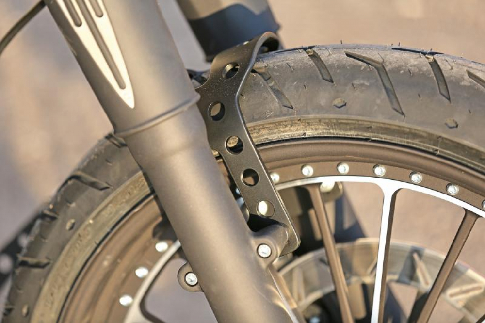 TB - Fork brace / schwarz - Harley-Davidson Softail Slim FLSL / ab 18 - mit Rad/Reifen in Seriengröße