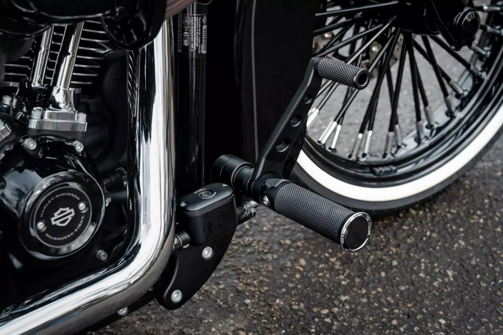 TB vorverlegt. Fußrastenanlage / BASE RUBBER / Harley Softail - ab 2018 /  / TÜV