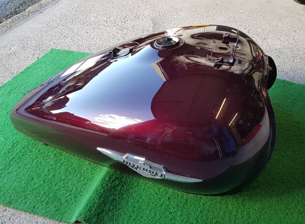 gebr. TANK / Original / Farbe: dunkelrot / Suzuki VZR 1800 M / alle Baujahre